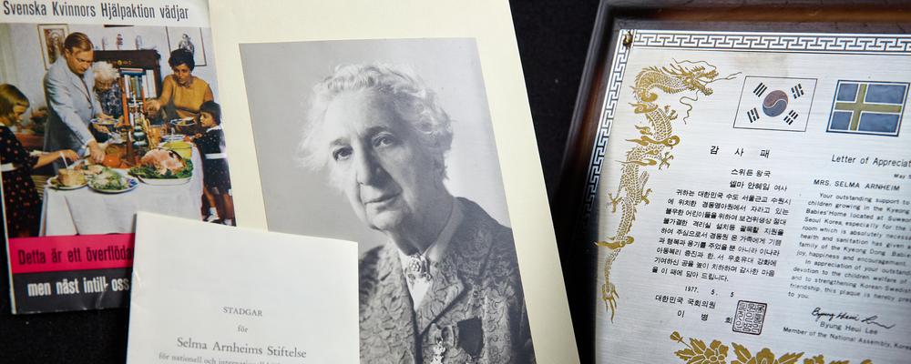 Kollage med bild på Selma Arnheim och broschyr och plakett