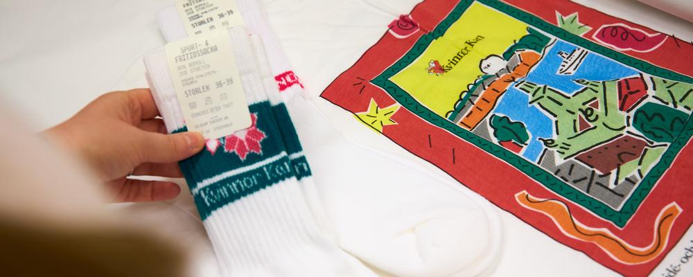 Bild på strumpor och t-shirt från Kvinnor Kans samling
