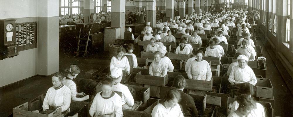 Kvinnor som arbetar i tobaksfabrik