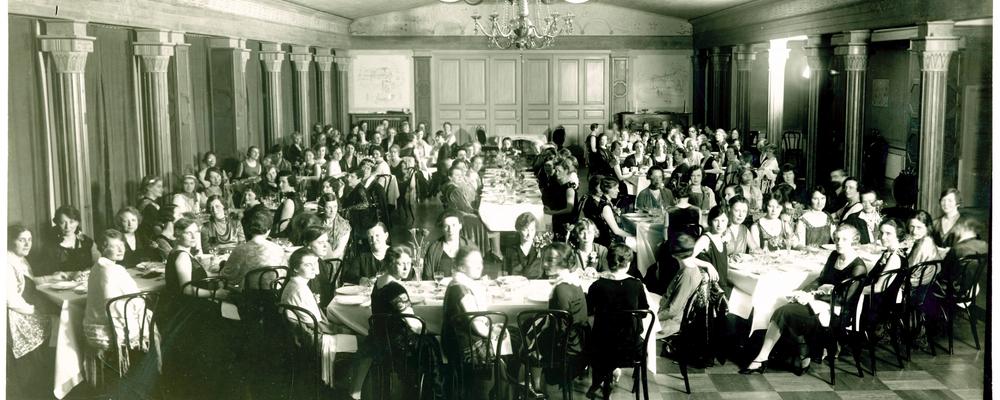 Många kvinnor sittandes till bords. Fest på Hasselbacken 1929.
