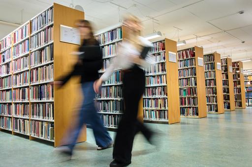 People walking in the KvinnSam Library